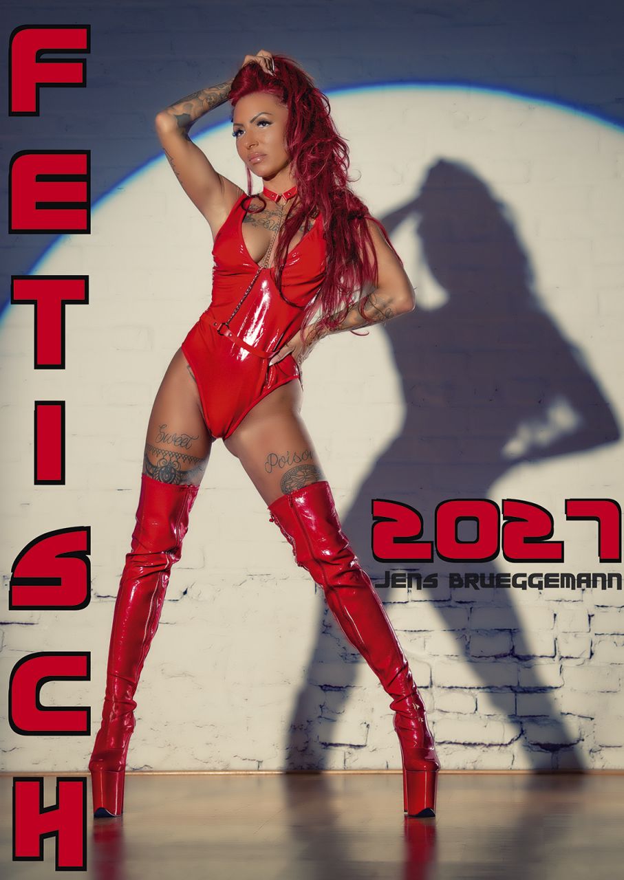 Fetisch Kalender 2027 DIN A3 – Cover des erotischen Wandkalenders mit weiblichem Model in rotem Fetisch-Outfit
