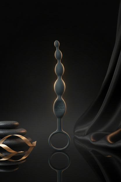 Seidig-softe Anal Kugelkette aus grauem Silikon mit Rückholring in minimalistischer Produktansicht