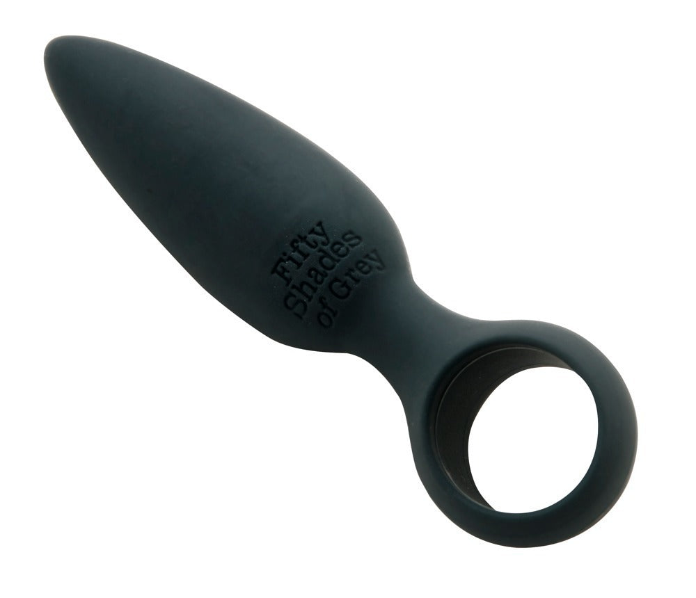 Butt Plug aus seidig-softem Silikon mit Griffring in eleganter Detailansicht