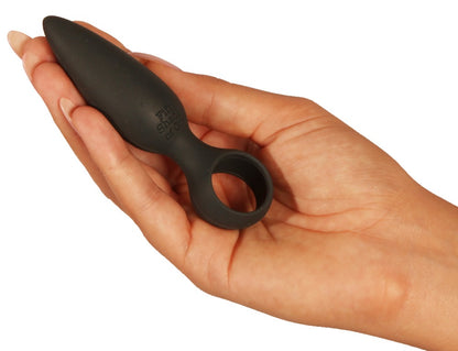 Butt Plug aus Silikon in der Hand gehalten zur Darstellung der Größe
