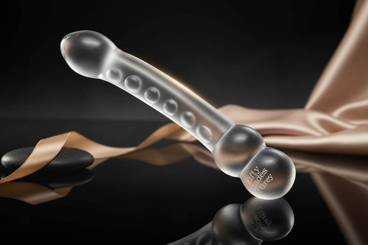 Leicht gebogener Glasdildo mit strukturierter Oberfläche und elegantem Design