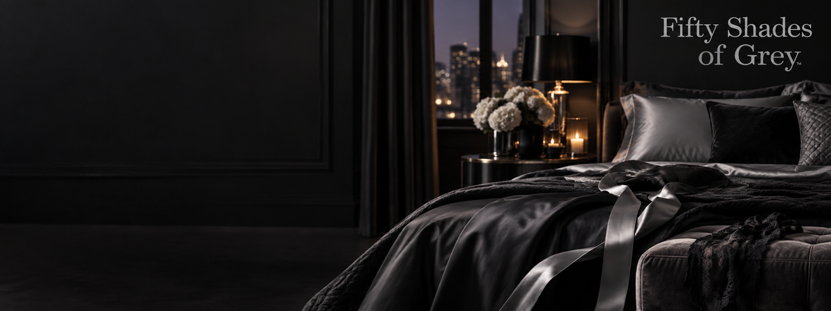 Fifty Shades of Grey Markenseite bei Evoria Care mit luxuriösem dunklem Schlafzimmer, Satinbändern und originalem Fifty Shades of Grey Logo