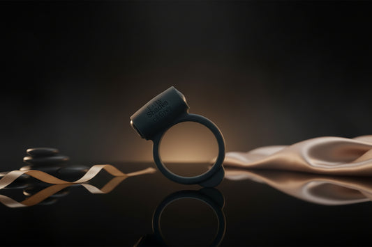 Dehnbarer Vibro-Penisring aus Silikon in Grau aus der Fifty Shades of Grey Kollektion