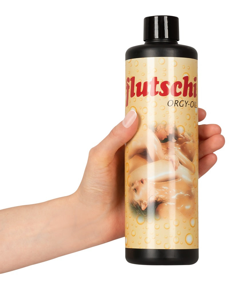 Flutschi Orgy Oil Ganzkörperöl 500 ml Anwendung in der Hand gehalten