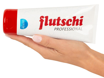 Flutschi Professional Gleitgel 200 ml Anwendung in der Hand für sanfte Dosierung
