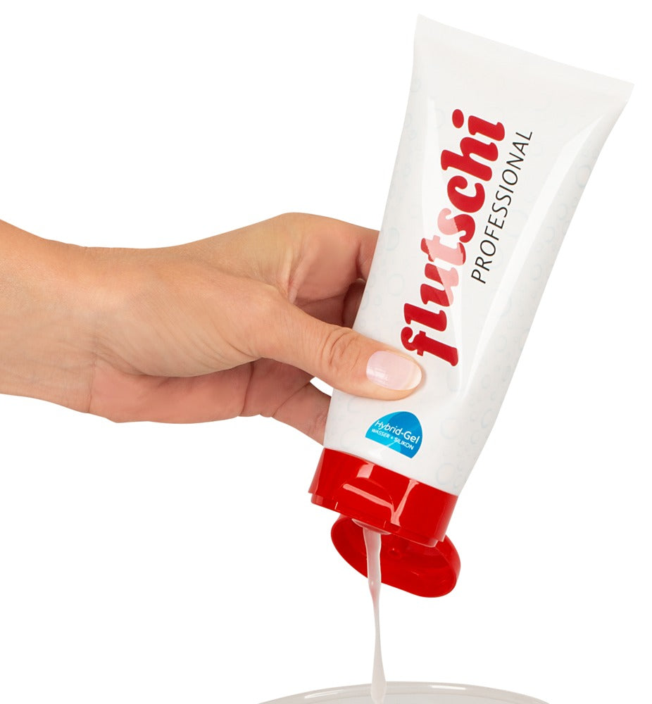 Flutschi Professional Gleitgel 200 ml beim sanften Auftragen aus der Tube