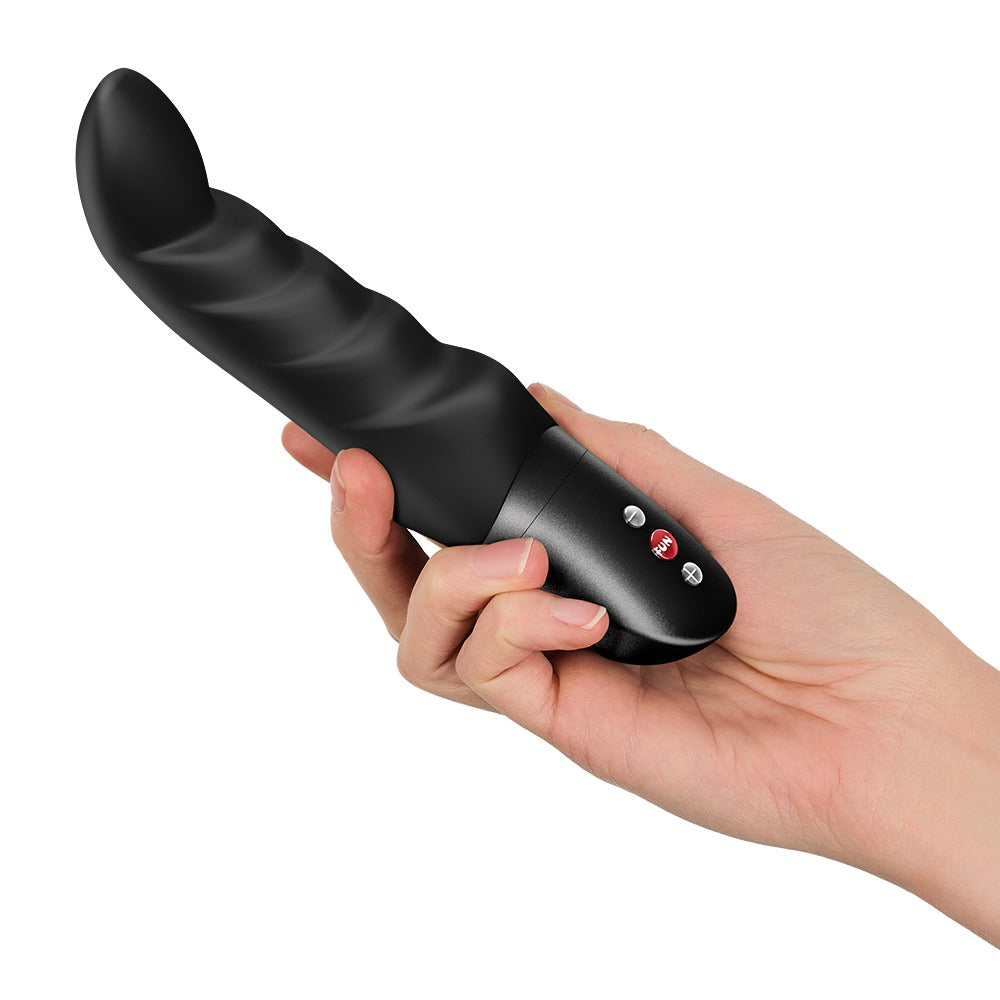 FUN FACTORY ABBY G G-Punkt-Vibrator in Schwarz in einer Hand zur Veranschaulichung der Produktgröße