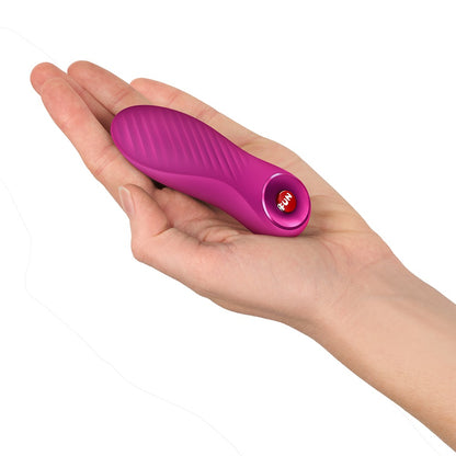 FUN FACTORY BIJOU Mini-Vibrator in Pink in einer Hand zur Veranschaulichung der kompakten Produktgröße
