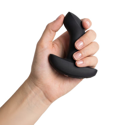 FUN FACTORY BOOTIE VIBE Analvibrator in Schwarz in einer Hand zur Veranschaulichung der Produktgröße