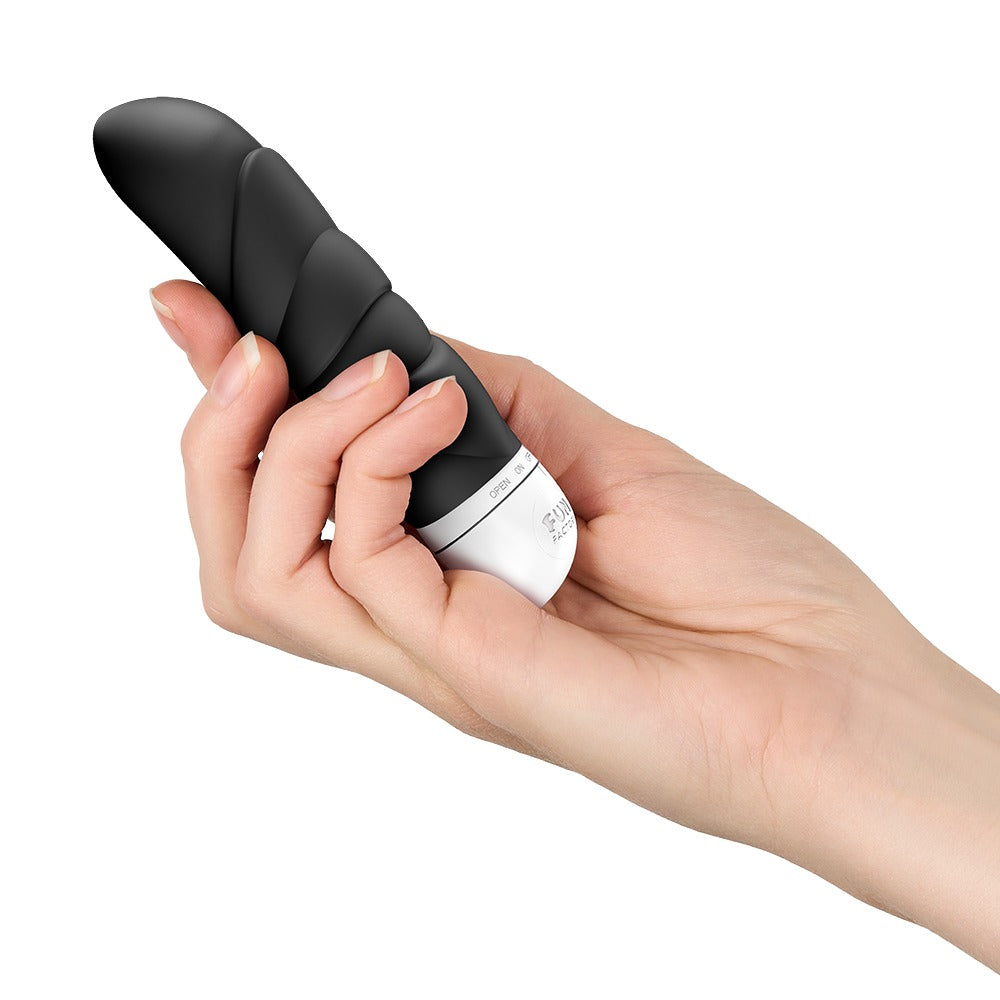 FUN FACTORY JAM Mini-Vibrator in Schwarz in einer Hand zur Veranschaulichung der kompakten Produktgröße