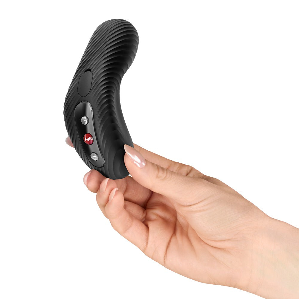 FUN FACTORY LAYA III Auflegevibrator in Schwarz in einer Hand zur Veranschaulichung der Produktgröße