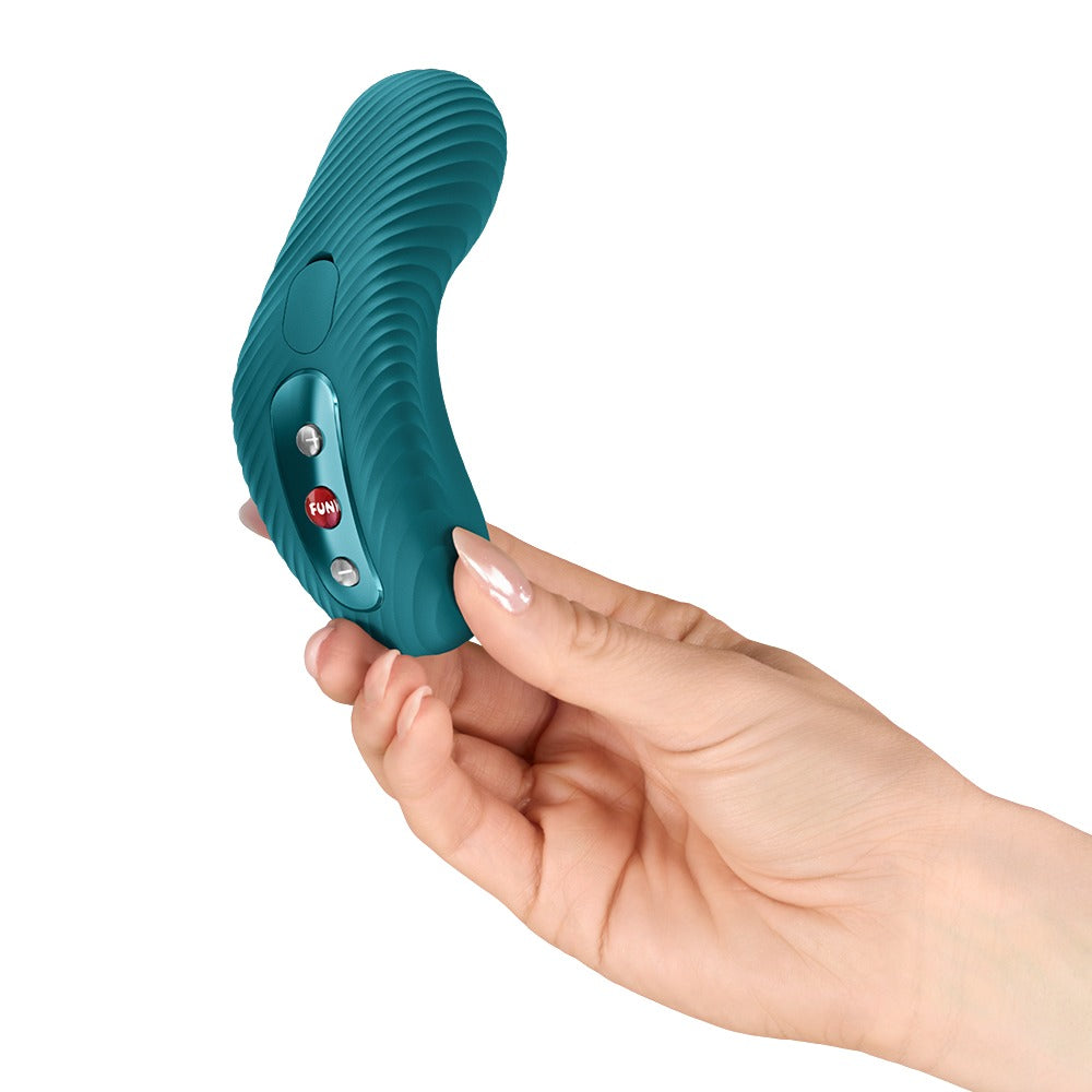 FUN FACTORY LAYA III Auflegevibrator in Türkis in einer Hand zur Veranschaulichung der Produktgröße
