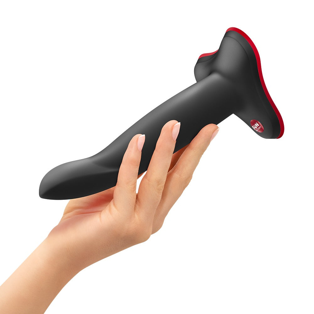 FUN FACTORY LIMBA FLEX flexibler Dildo in Schwarz mit Saugfuß in einer Hand zur Veranschaulichung der Produktgröße