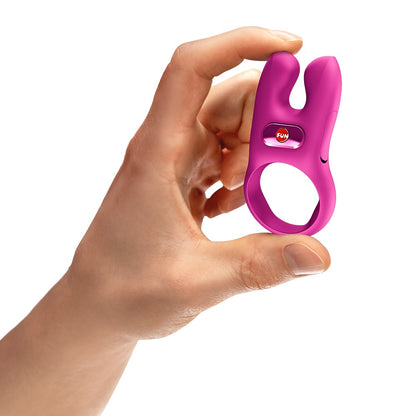 FUN FACTORY NŌS CLASSIC Vibro-Penisring in Pink in einer Hand zur Veranschaulichung der Produktgröße