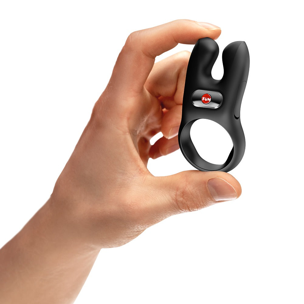 FUN FACTORY NŌS CLASSIC Vibro-Penisring in Schwarz in einer Hand zur Veranschaulichung der Produktgröße