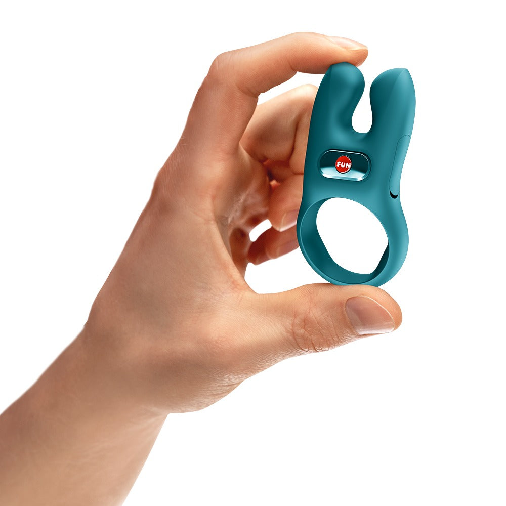 FUN FACTORY NŌS CLASSIC Vibro-Penisring in Türkis in einer Hand zur Veranschaulichung der Produktgröße