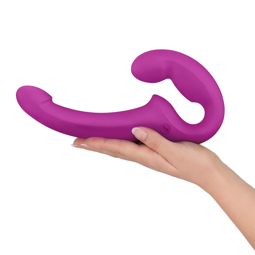 FUN FACTORY SHARE LITE Doppeldildo in Pink auf einer Hand zur Veranschaulichung der Produktgröße