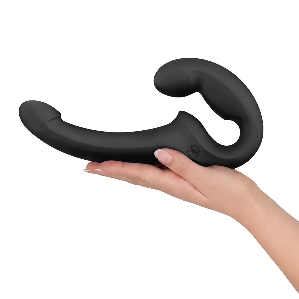 FUN FACTORY SHARE LITE Doppeldildo in Schwarz auf einer Hand zur Veranschaulichung der Produktgröße