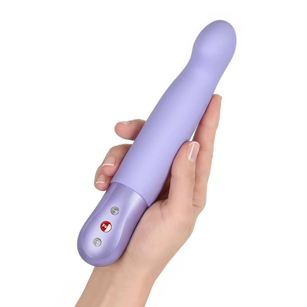 FUN FACTORY STRONIC G Premium-Pulsator in Lila in einer Hand zur Veranschaulichung der Produktgröße