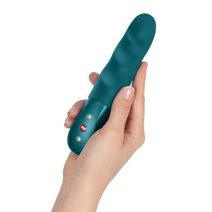 FUN FACTORY STRONIC PETITE Pulsator in Türkis in einer Hand zur Veranschaulichung der Produktgröße