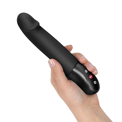 FUN FACTORY STRONIC REAL Premium-Pulsator in Schwarz in einer Hand zur Veranschaulichung der Produktgröße