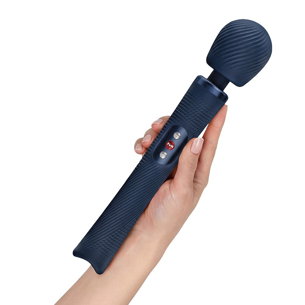 FUN FACTORY VIM Premium Wand-Massager in Dunkelblau in einer Hand zur Veranschaulichung der Produktgröße