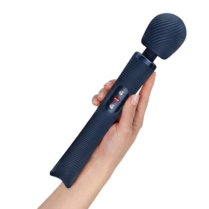 FUN FACTORY VIM Premium Wand-Massager in Dunkelblau in einer Hand zur Veranschaulichung der Produktgröße