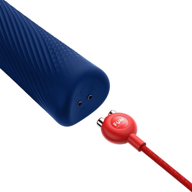 FUN FACTORY VIM Wand-Massager in Mitternachtsblau – Detailansicht des Griffendes mit magnetischem Ladekabel