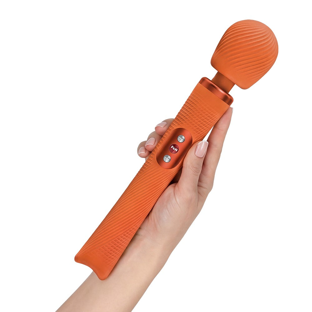 FUN FACTORY VIM Premium Wand-Massager in Orange in einer Hand zur Veranschaulichung der Produktgröße