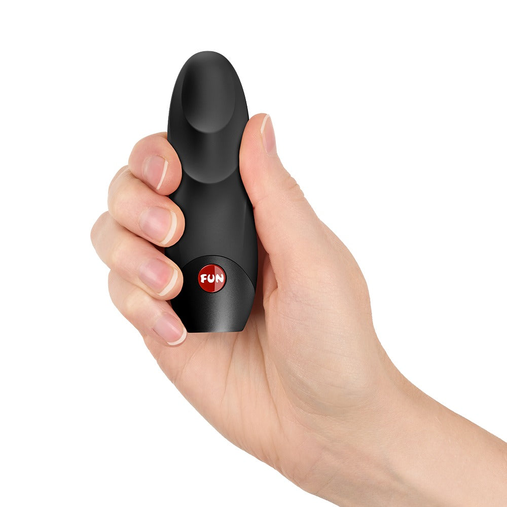 FUN FACTORY VIOLA Mini-Vibrator in Schwarz in einer Hand zur Veranschaulichung der kompakten Produktgröße