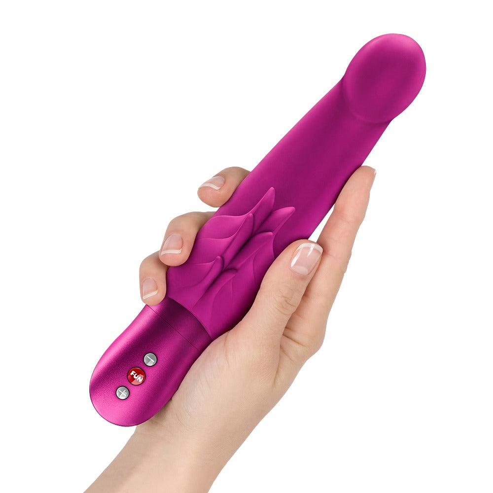 FUN FACTORY WICKED ANGEL Rabbitvibrator in Pink in einer Hand zur Veranschaulichung der Produktgröße