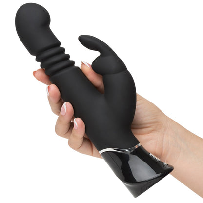 Detailaufnahme des Vibrators in der Hand mit Fokus auf Material und ergonomisches Design