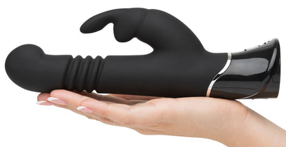 Rabbitvibrator in der Hand zur Veranschaulichung von Größe und Form