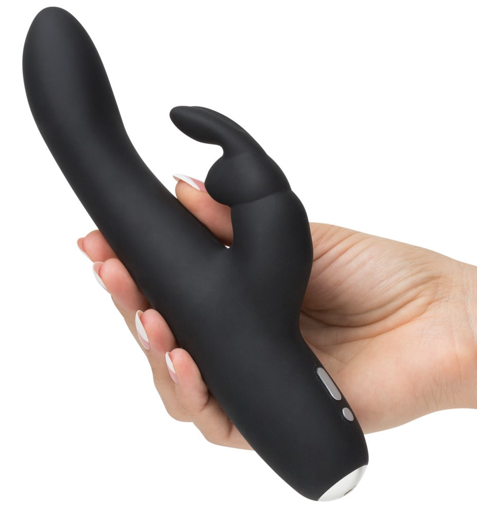 Ergonomischer Rabbit Vibrator in der Hand gehalten