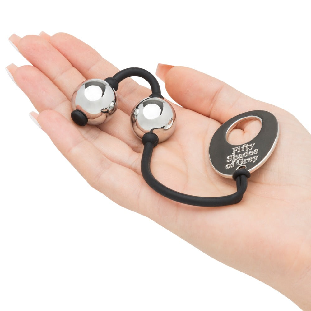 Inner Goddess Mini Silver Liebeskugeln in der Hand für Größenvergleich
