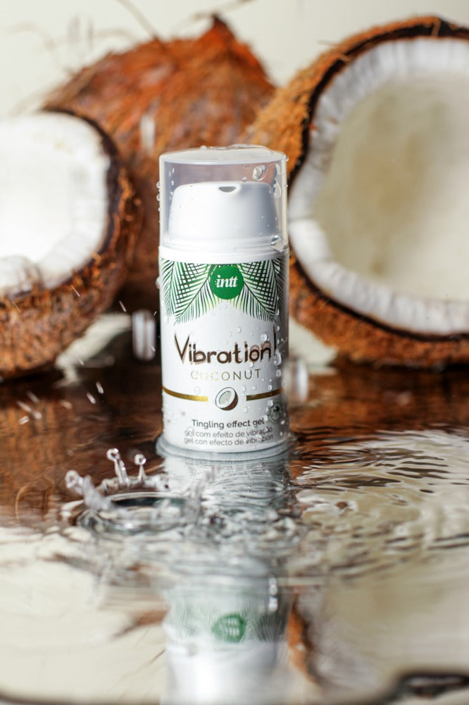intt Liquid Vibration Coconut Stimulationsgel inszeniert mit Kokosnuss für sinnliche Anwendung und frische Momente