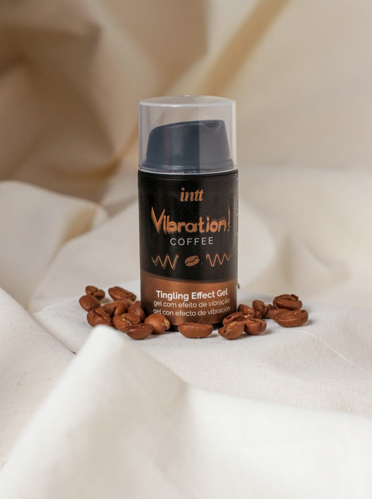 intt Liquid Vibration Coffee Stimulationsgel inszeniert mit Kaffeebohnen für sinnliche Anwendungsmomente