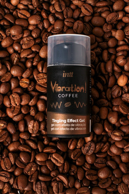 intt Liquid Vibration Coffee Stimulationsgel Detailaufnahme auf Kaffeebohnen für warme sinnliche Atmosphäre