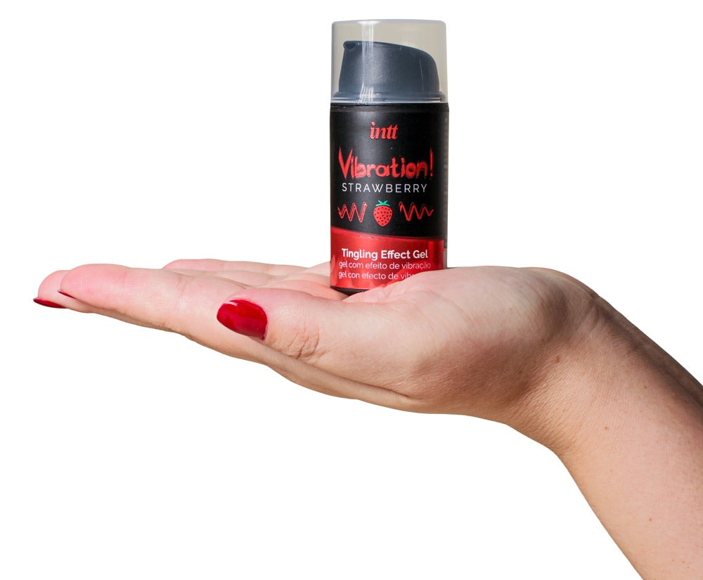 intt Liquid Vibration Strawberry Stimulationsgel in der Hand zur Anwendung für sanfte intime Stimulation