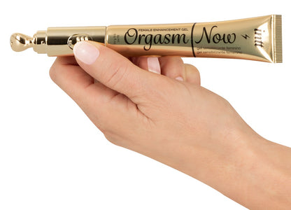 Anwendung des intt Orgasm Now Stimulationsgels mit vibrierendem Applikator in der Hand