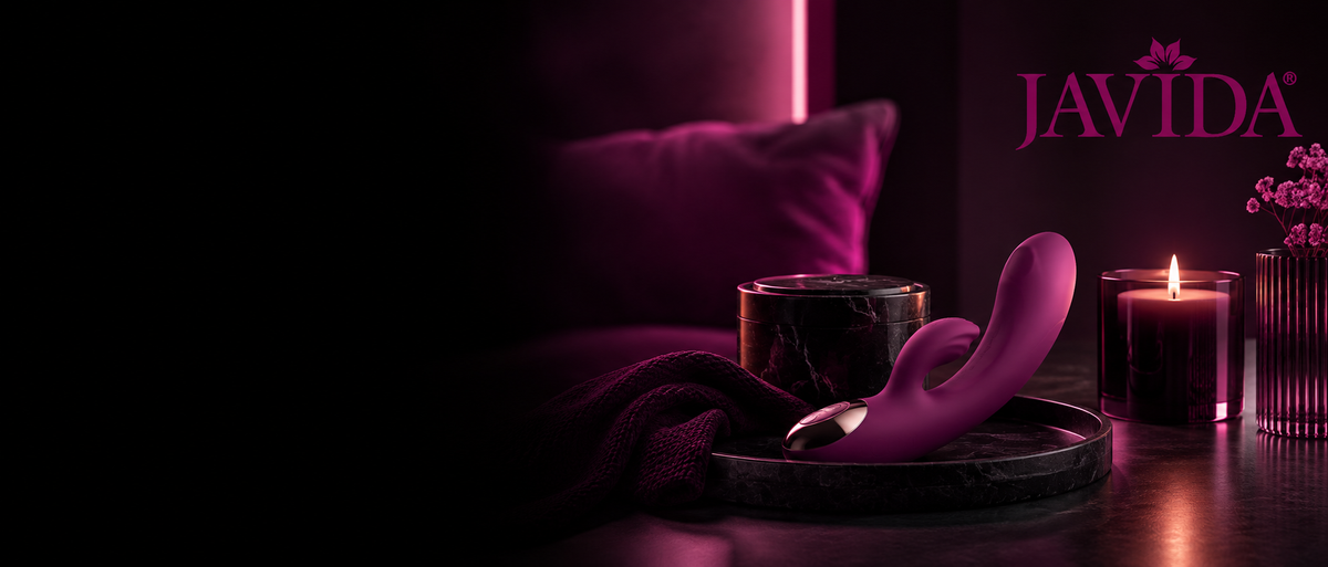 JAVIDA Markenseite bei Evoria Care mit Multifunktions-Vibrator in dunkler magentafarbener Lifestyle-Kulisse und JAVIDA Logo