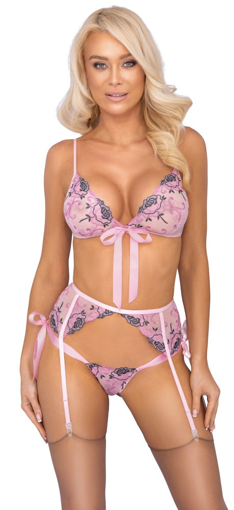 Model trägt das Kissable Straps-Dessousset in Rosé mit Soft-BH, Strapsgurt und String von vorn