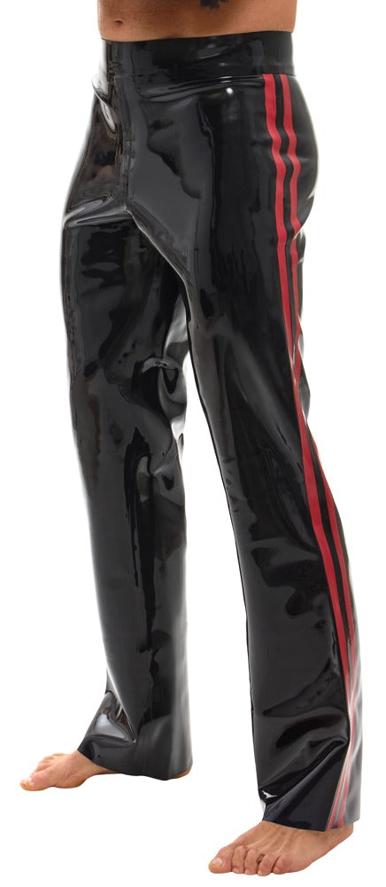 Model trägt die schwarz-rote Late X Latex-Hose im Bootcut-Style mit sichtbarem Racing-Seitenstreifen