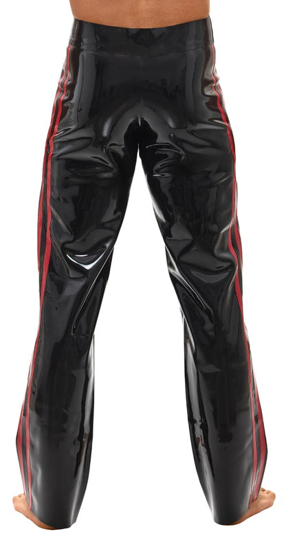 Model trägt die schwarz-rote Late X Latex-Hose für Herren von hinten mit körperbetonter Passform und Bootcut