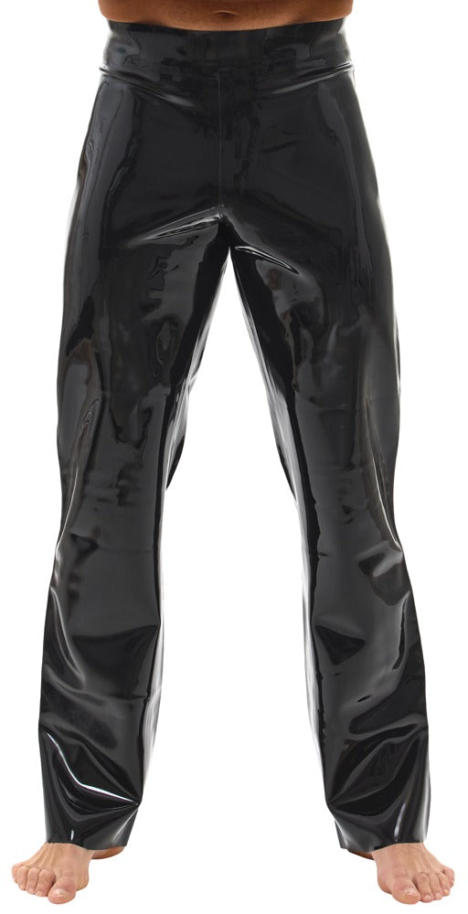 Model trägt die schwarze Late X Latex-Hose mit roten Seitenstreifen und leicht ausgestelltem Bein von vorn