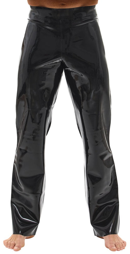 Model trägt die schwarze Late X Latex-Hose mit roten Seitenstreifen und leicht ausgestelltem Bein von vorn