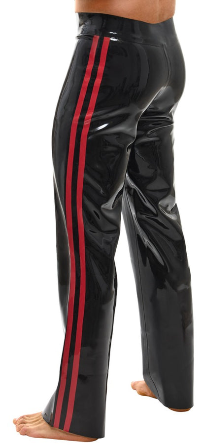 Seitliche Modelansicht der Late X Latex-Hose mit rotem Racing-Streifen und schwarzem Latexglanz