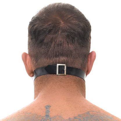 Rückansicht eines Models mit Late X Latex-Knebelmaske und sichtbarem Schnallenverschluss am Hinterkopf