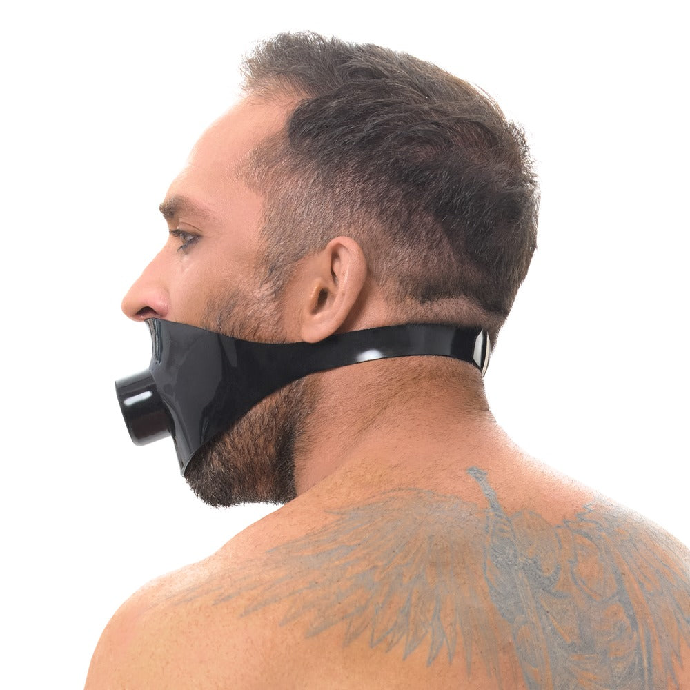 Model trägt die Late X Latex-Knebelmaske seitlich mit sichtbarem Mundrohr und verstellbarem Kopfriemen