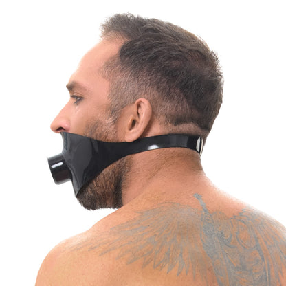 Model trägt die Late X Latex-Knebelmaske seitlich mit sichtbarem Mundrohr und verstellbarem Kopfriemen